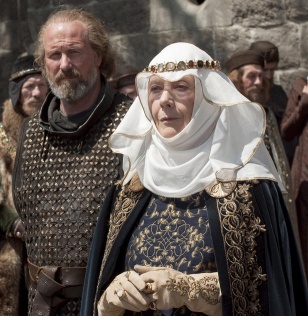 William Hurt y la actriz Eileen Atkins quien reemplazó a Vanessa Redgrave como Leonor de Aquitania